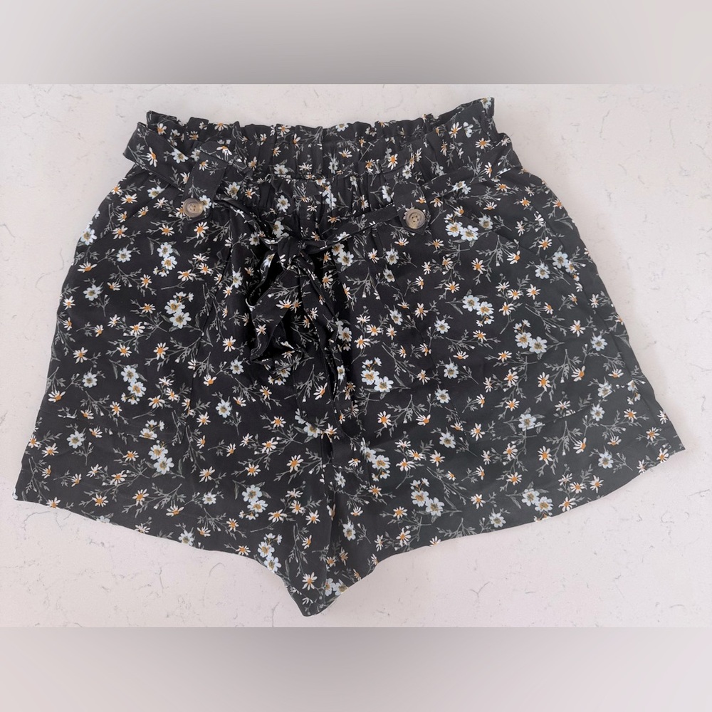 NWOT! American Eagle Outfitters Black and White Floral Pull-on Flowy Shorts
